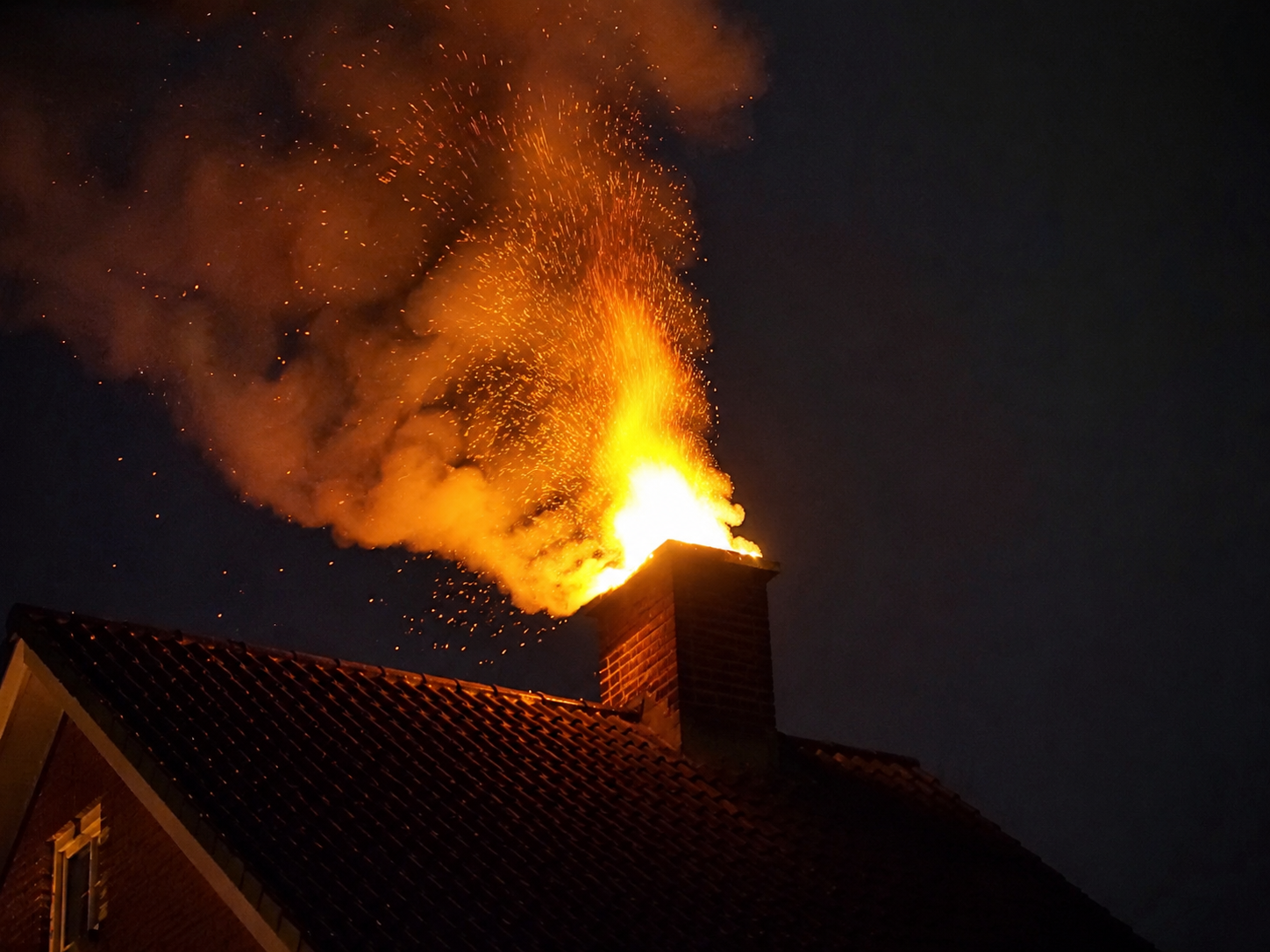 Schoorsteenbrand. Voorkomen, herkennen & wat te doen bij een schoorsteenbrand?