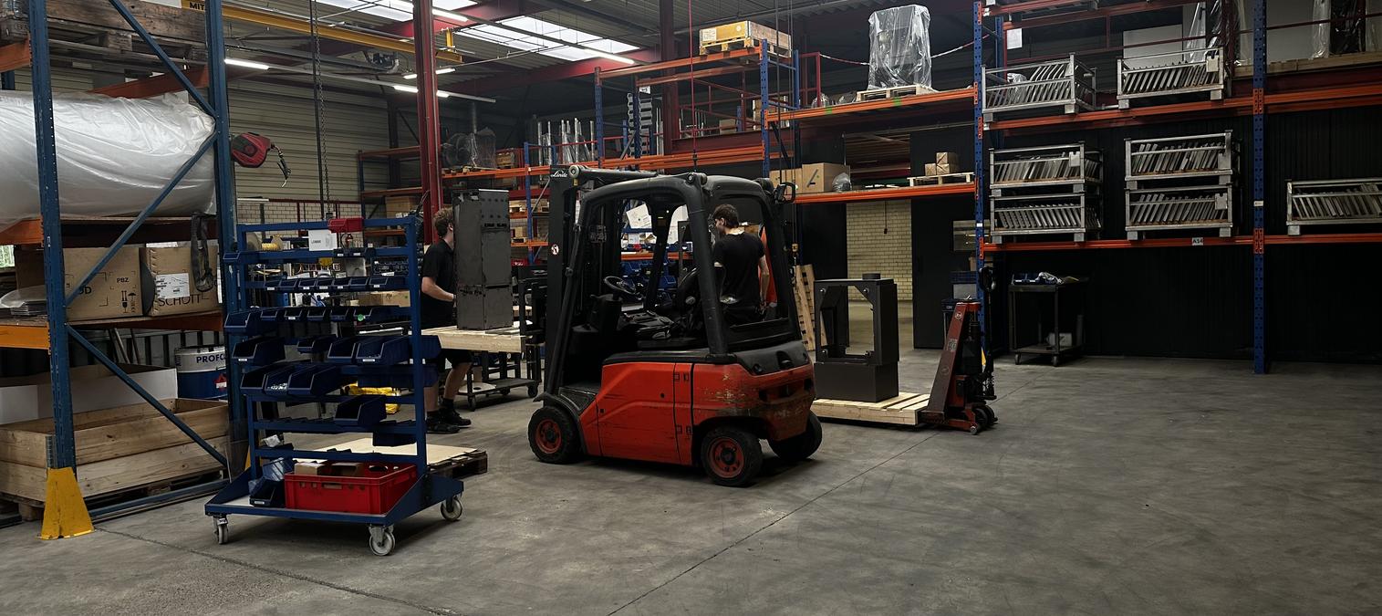 Der Showroom ist geschlossen, kann ich dan einfach so in die Fabrik gehen, ohne Probleme?