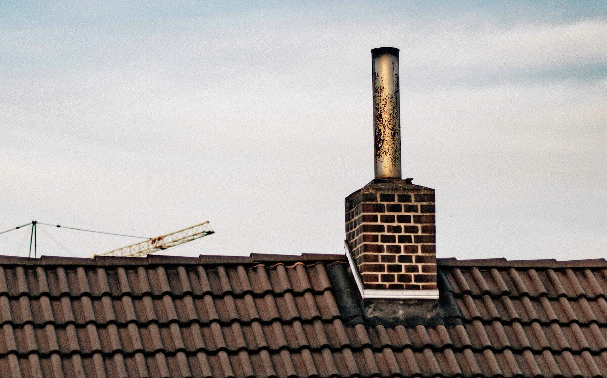 wat zijn de regels voor de hoogte en afstand van een schoorsteen?